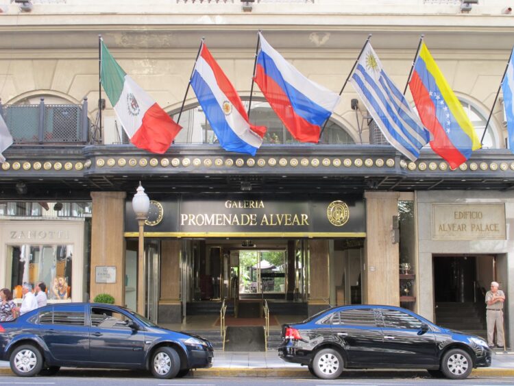 Entrada del Hotel Alvear