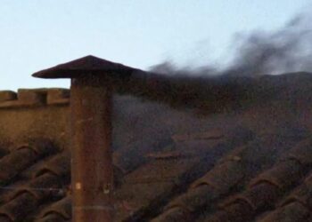 Segunda fumata negra en el Vaticano, sin consenso para el nuevo Papa