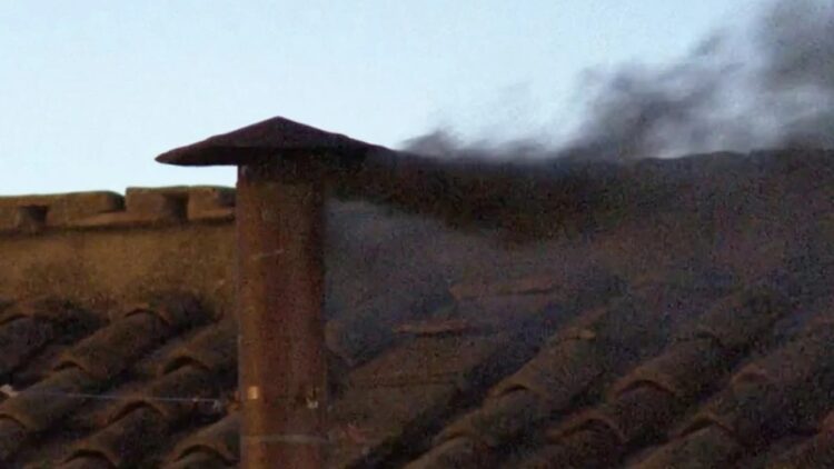 El humo negro se alzó desde la chimenea colocada sobre el techo de la Capilla Sixtina a las 21 hora local.