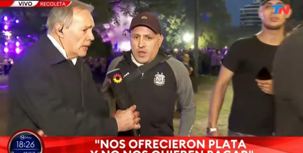 Los militantes libertarios, al llegar el miércoles al acto de Adorni; hubo denuncias de clientelismo.