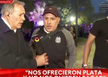 Los militantes libertarios, al llegar el miércoles al acto de Adorni; hubo denuncias de clientelismo.