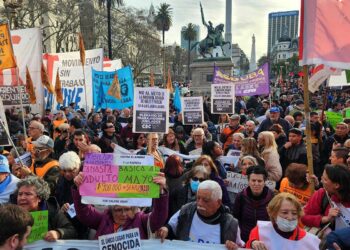 Jubilados vuelven a marchar al Congreso para exigir mejoras en sus haberes