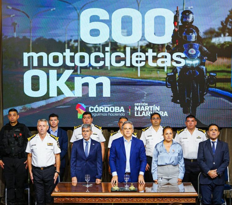 El Gobernador presentó 600 nuevas motocicletas para la Policía. Además, anticipó la compra de 400 camionetas cero kilómetro. 