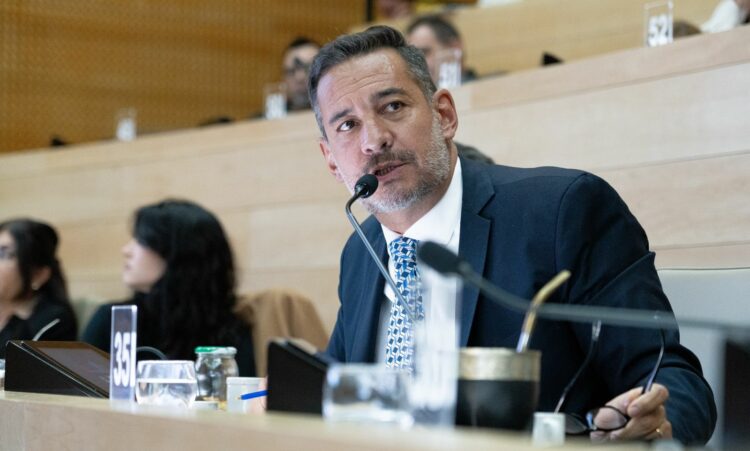 El legislador Miguel Siciliano remarcó que los robos en moto afectan gravemente la tranquilidad social, el comercio y la libre circulación, generando miedo en la población.