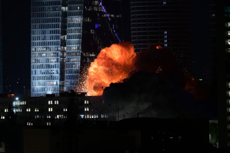 Un edificio es alcanzado por un misil, en Tel Aviv, Israel.