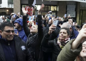 Desalojaron a militantes que acampaban frente al departamento de Cristina Kirchner