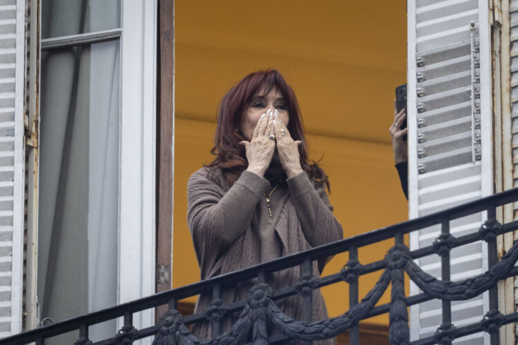 Cristina Kirchner saludando a la militancia desde su balcón días atrás.