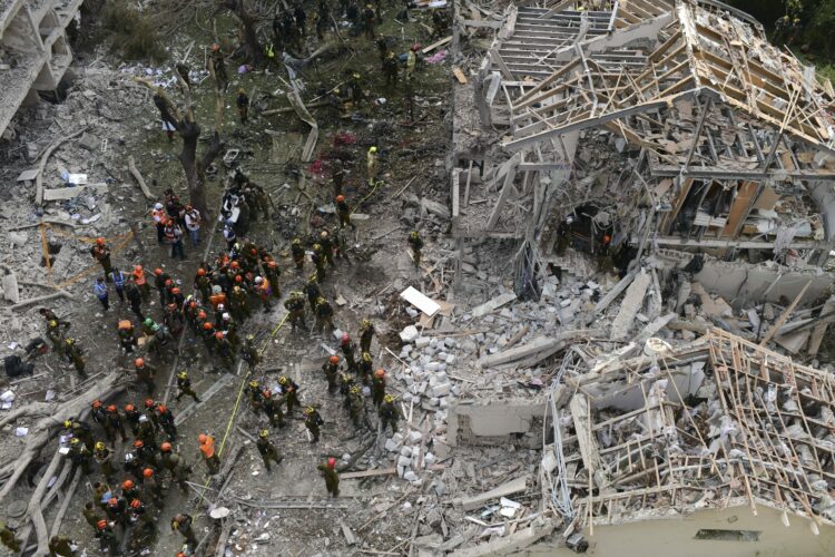 Fuerzas de seguridad y rescate israelíes trabajan en el sitio de un ataque con misiles iraníes, en Tel Aviv.