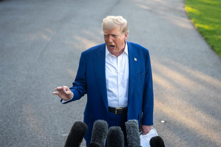 Donald Trump responde preguntas de la prensa en el Jardín Sur de la Casa Blanca, en Washington, D.C.