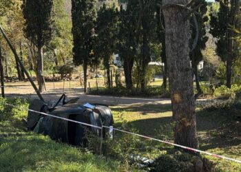 Accidente fatal en Embalse: perdió el control, chocó contra un árbol y falleció su acompañante