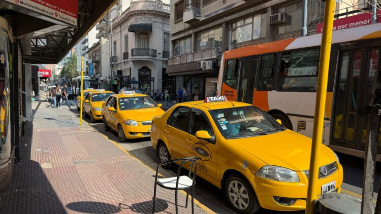 Desde el sábado, aumentan las tarifas de taxis y remises. Foto: Melani Cordi (HOY DÍA CÓRDOBA).