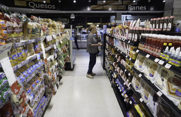 El relevamiento dio cuenta que el 49,5% de los hogares debió suspender al menos una comida diaria. Canasta Básica Alimentaria