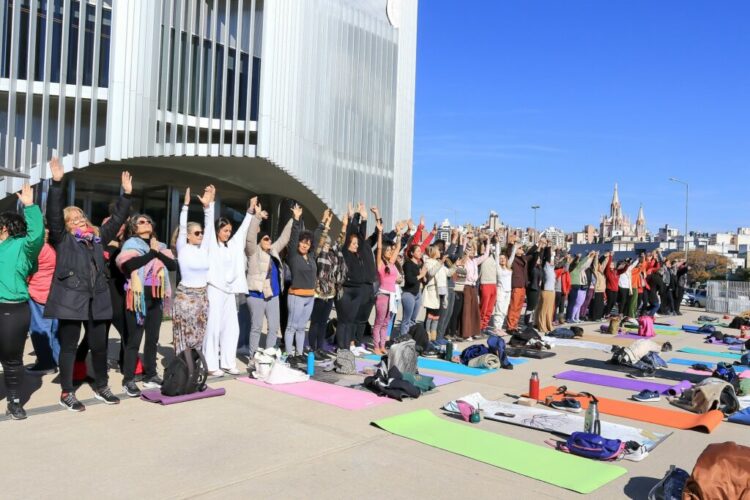 La Legislatura de Córdoba celebra el día del Yoga.