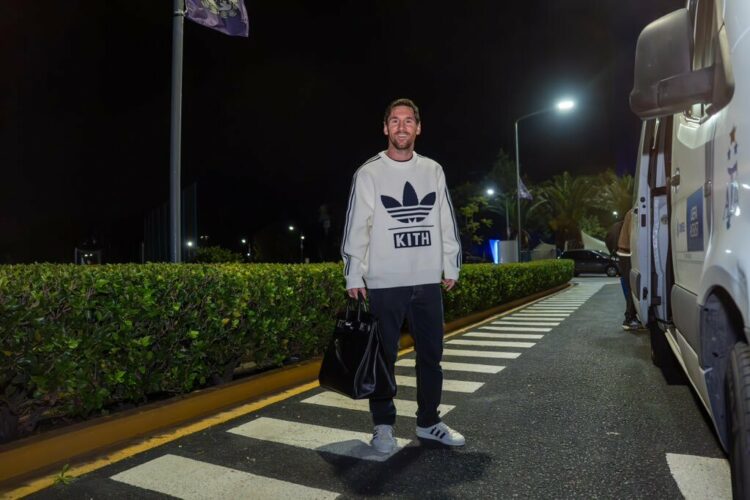 El 10 llegó en la madrugada y rápidamente se sumó a los entrenamientos con el resto del plantel.