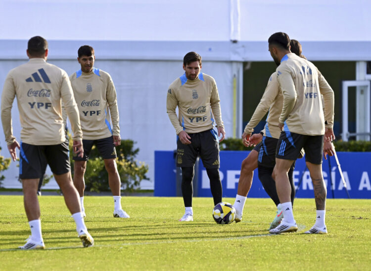 La selección 
Argentina, conducido por 
Lionel Scaloni, entrena en el 
predio Lionel Andrés Messi de 
Ezeiza de cara al partido del 
próximo jueves ante Chile, 
como visitante, por la fecha 
15 de las Eliminatorias 
sudamericanas.