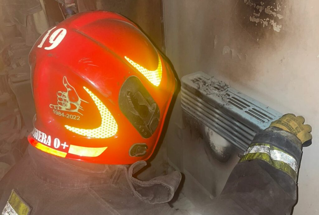 Dejó ropa sobre el calefactor y provocó un principio de incendio en el edificio