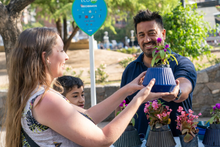 Por el día del ambiente se entregaron plantas en los puestos de Ecocanje.