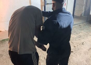 Intentó huir con droga, se metió en una casa ajena y terminó detenido