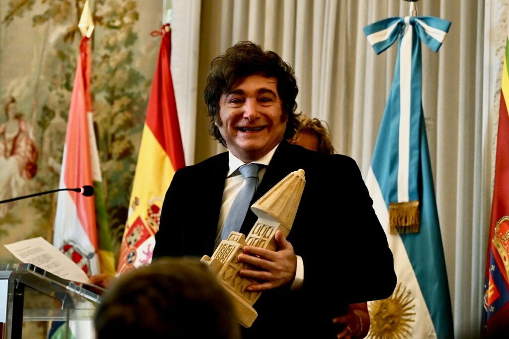 Milei recibió un premio en Madrid y defendió su plan para legalizar el uso de dólares ahorrados fuera del sistema