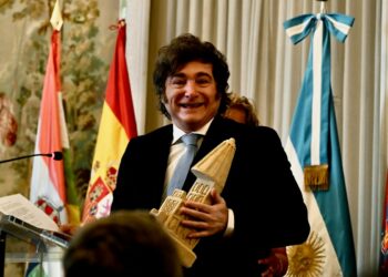 Milei recibió un premio en Madrid y defendió su plan para legalizar el uso de dólares ahorrados fuera del sistema