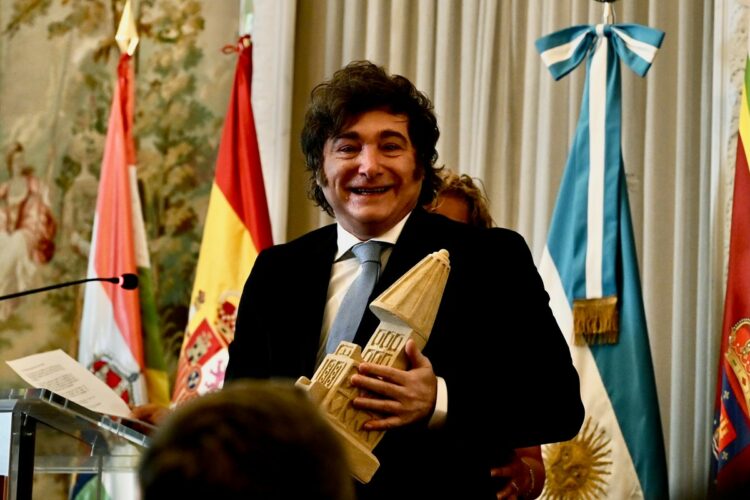 Milei recibió un Premio en Madrid y presentó el “dólar colchón” como parte de su plan económico