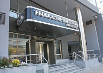 Cinco detenidos y un abogado influencer prófugo