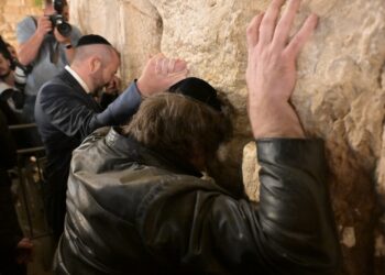 Milei llegó a Israel y rezó en el Muro de los Lamentos