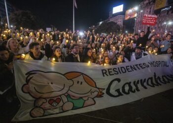 Residentes del Garrahan marcharon al Obelisco con velas y reclaman un salario digno