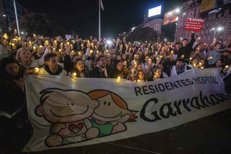 Residentes del Garrahan marcharon al Obelisco con velas y reclaman un salario digno