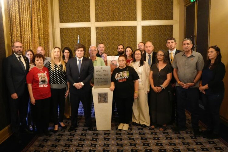 El mandatario nacional se entrevistó con un grupo de familiares de rehenes en Gaza en la planta baja del Hotel King David.