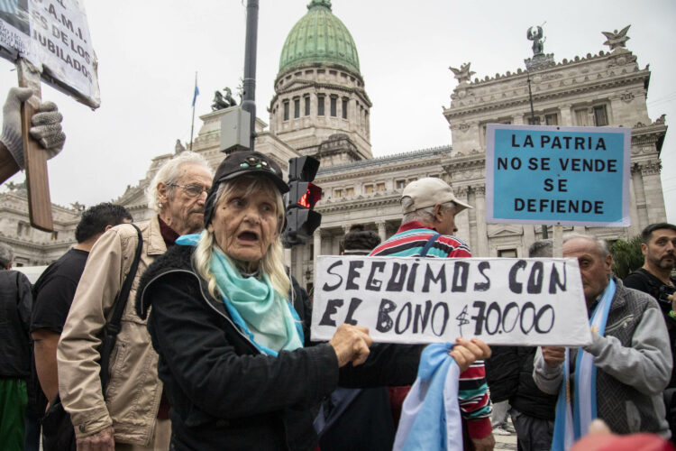 Marcha de jubilados frente al Congreso.