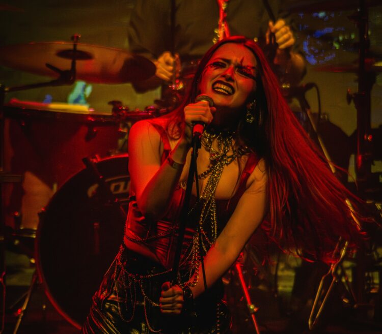 Mentes procesadas, la nueva sonoridad rockera de Lucía Bossa, aborda problemáticas de la juventud actual.