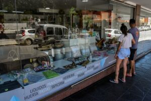 El Servicio Penitenciario intercambia compost orgánico por tapitas de gaseosas