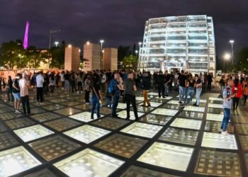 Con invitados especiales a quiénes se le realiza una entrevista sobre la investigación científica en astronomía.