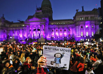 Organizaciones sociales, científicas y gremiales se congregaron frente al Congreso en rechazo a las políticas del gobierno nacional