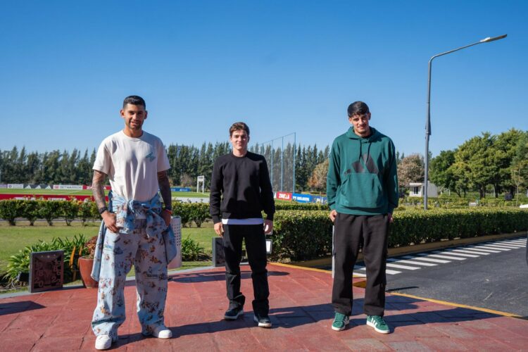 Troilo posó junto al "Cuti" Romero y Julián Álvarez.