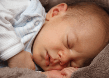 Policías le salvaron la vida a un bebé de dos meses