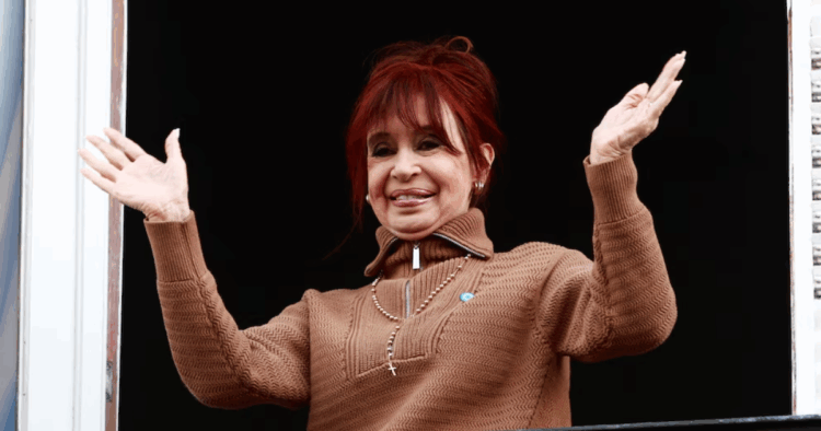 Desde su balcón de la calle San José, Cristina Kirchner saluda a las personas que se acercaron para brindar su apoyo.  Foto: Reuters.
