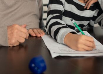 Revocan adoptabilidad de un adolescente y le otorgan la guarda a su abuela