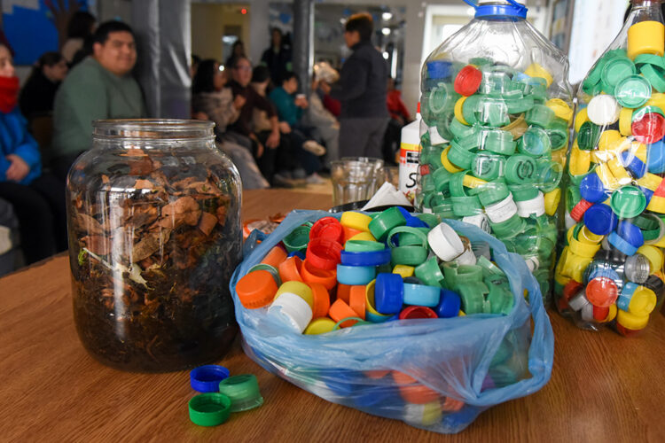 El Servicio Penitenciario intercambia compost orgánico por tapitas de gaseosas