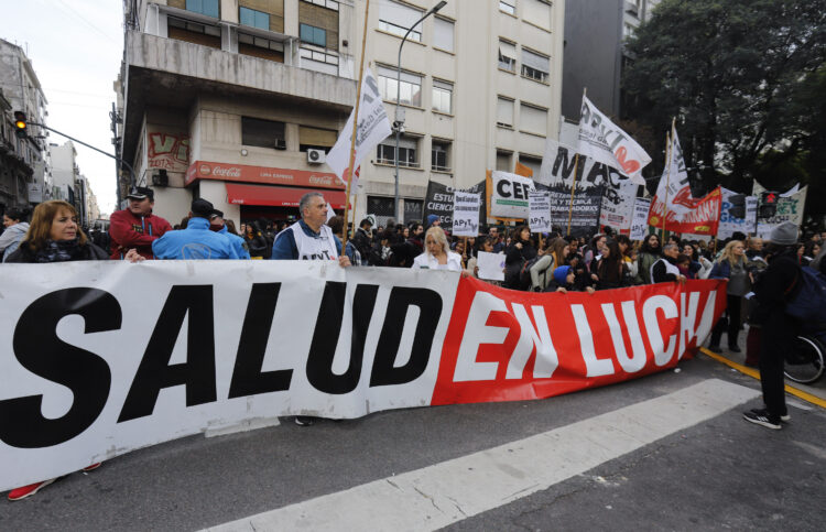Trabajadores residentes del 
Hospital Garrahan durante la 
marcha frente al edificio del 
Ministerio de Salud y 
Desarrollo Social.