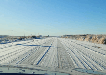 Rutas cortadas por acumulación de hielo sobre la calzada