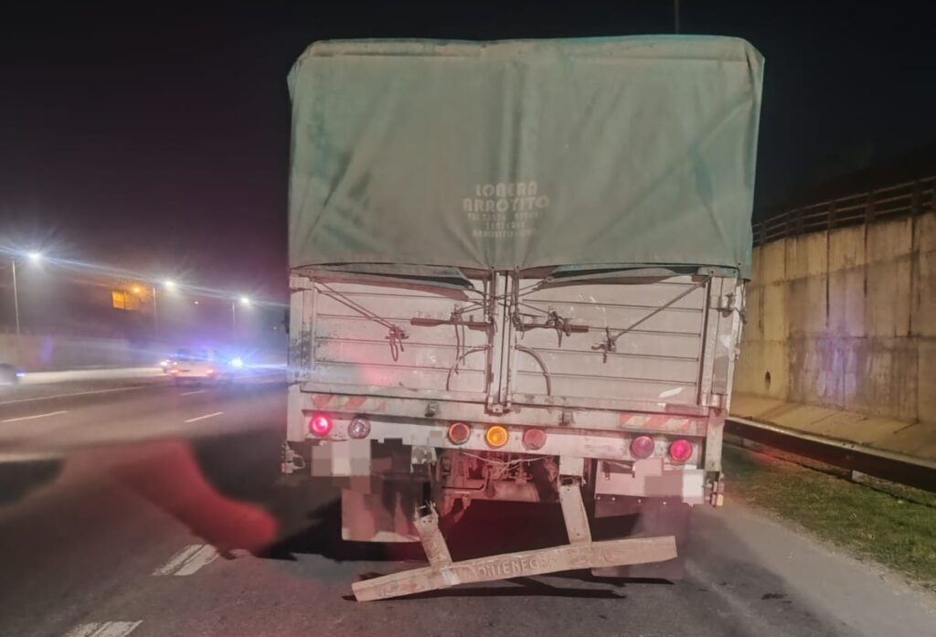 Un motociclista falleció tras chocar contra un camión