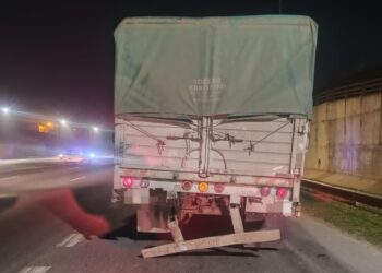 Un motociclista falleció tras chocar contra un camión