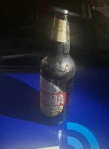 Tres adolescentes le incendiaron el auto y atacaron a un policía con una bomba molotov Tres adolescentes le incendiaron el auto y atacaron a un policía con una bomba molotov