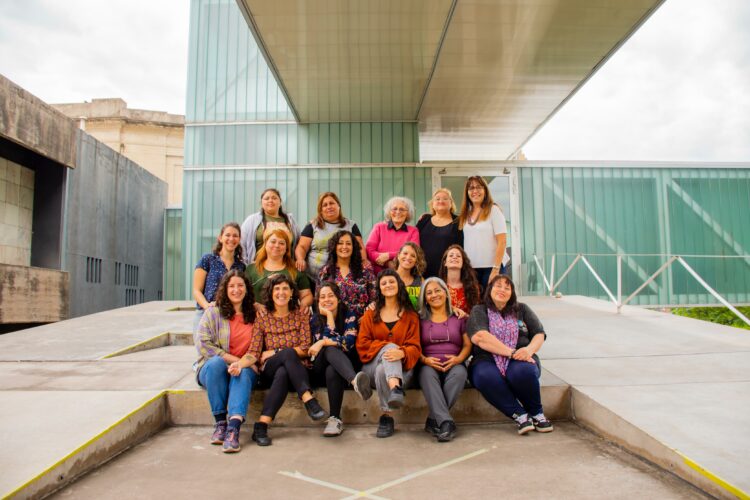 Las bordadoras se reunen cada sábado en el museo Caraffa. Foto: Nicolás Talone.