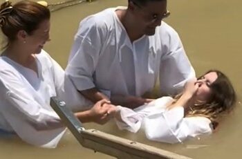 La diputada Ponce se bautizó en Medio Oriente sin pedir licencia