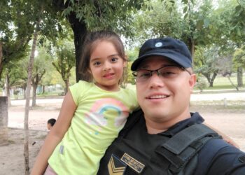 Un uniformado con corazón de padre: el policía que acompaña a Naevia