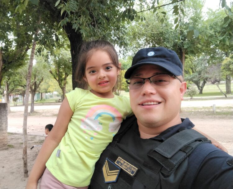 Franco Quiroga, cabo 1° de la Policía de Córdoba, con Naevia.