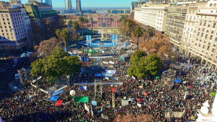 Cristina Kirchner llamó a la militancia a “organizarse” y reiteró la consigna: “Vamos a volver”